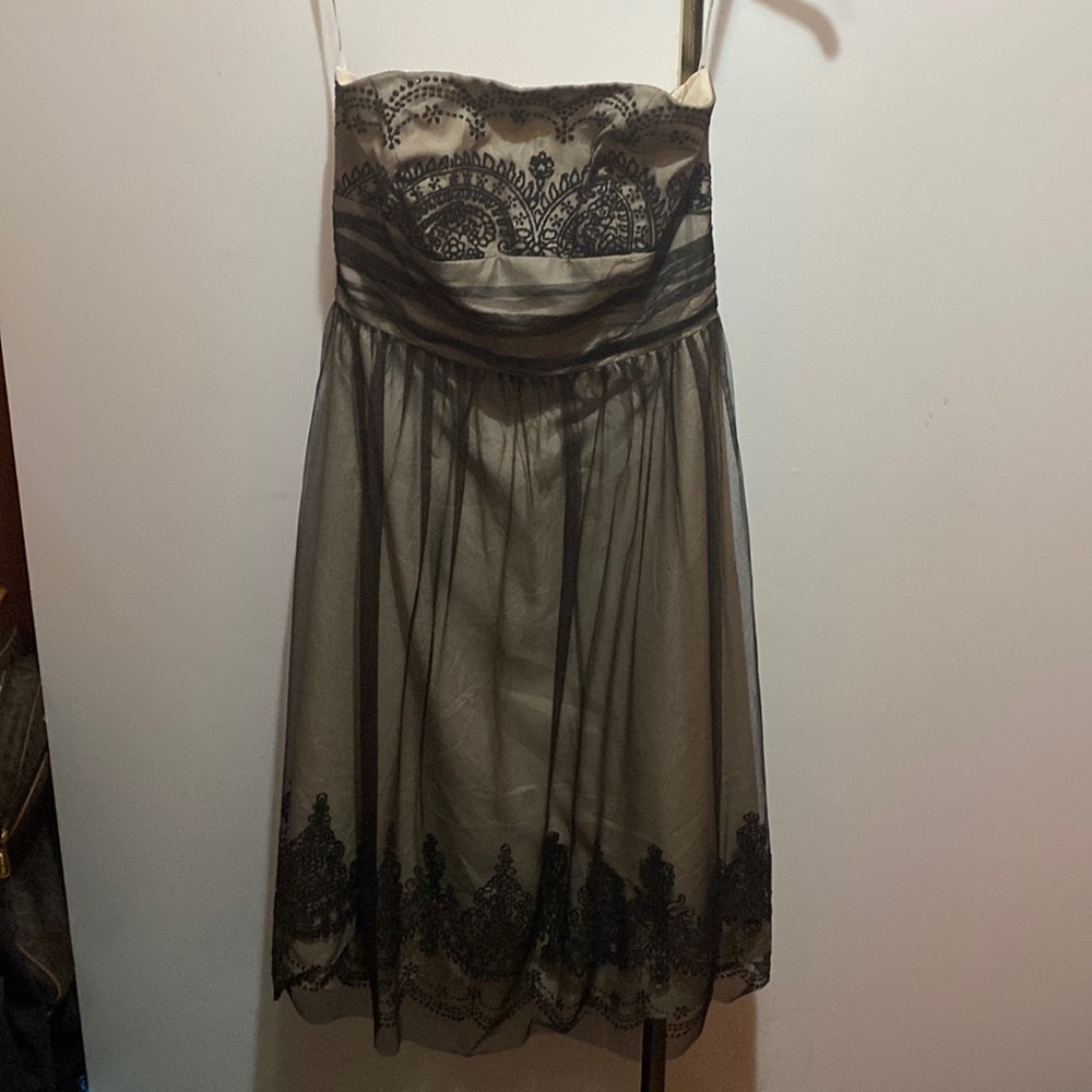 David’s bridal cocktail dress. Gold/Tan and black. Size 4. 100% polyester.